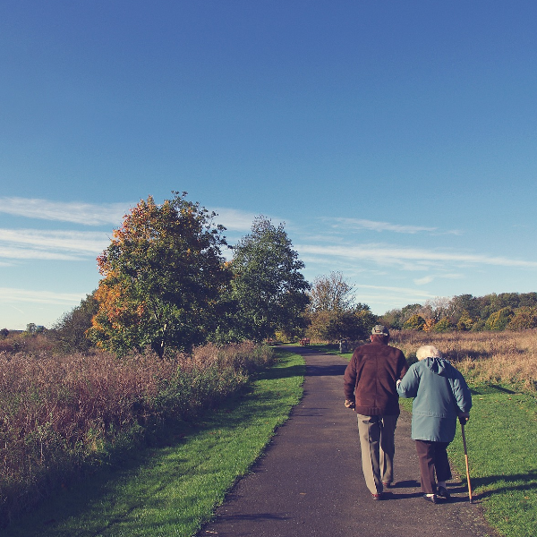 Yoga und Stahlzungentrommel-Kombinationskurs für Senioren zur Verbesserung der Beweglichkeit und des Wohlbefindens
