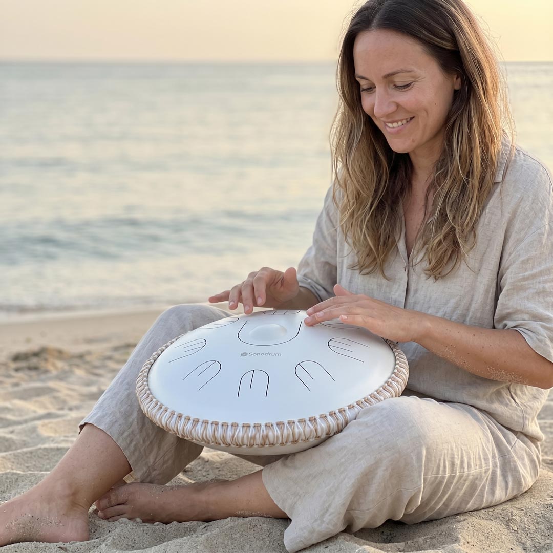 sonodrum handpan hybrid in weiß von frau outdoor gespielt 