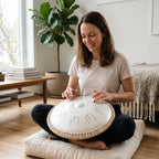 sonodrum handpan hybrid in weiß von frau indoor gespielt 
