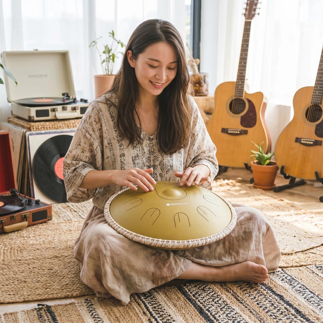 sonodrum handpan hybrid in gold von frau indoor gespielt 
