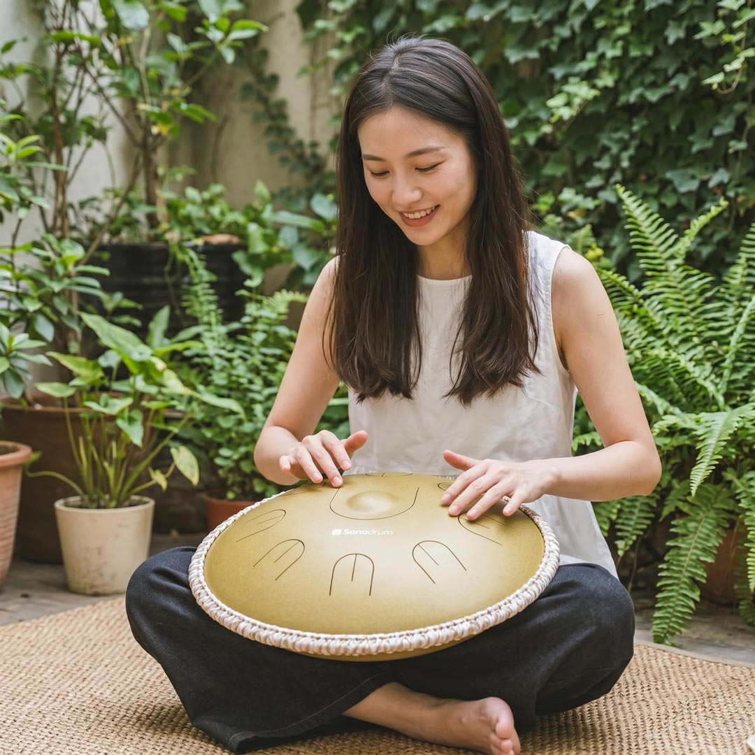 sonodrum handpan hybrid in gold von frau outdoor gespielt 