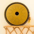 SonodrumZungentrommelExclusiveC-Dur38cmGoldTongueDrumHaltend