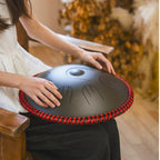 Sonodrum_Sonopan_-_Handpan_Hybrid_-_Handgefertigt_-_35_5_cm_-_9_Zungen_D-Kurd_Schwarz_6
