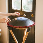 Sonodrum_Sonopan_-_Handpan_Hybrid_-_Handgefertigt_-_35_5_cm_-_9_Zungen_D-Kurd_Schwarz_8
