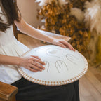 Sonodrum_Sonopan_-_Handpan_Hybrid_-_Handgefertigt_-_35_5_cm_-_9_Zungen_D-Kurd_Weiss_6
