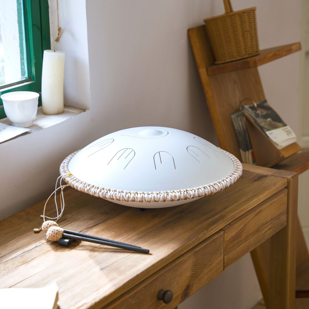 Sonodrum_Sonopan_-_Handpan_Hybrid_-_Handgefertigt_-_35_5_cm_-_9_Zungen_D-Kurd_Weiss_7
