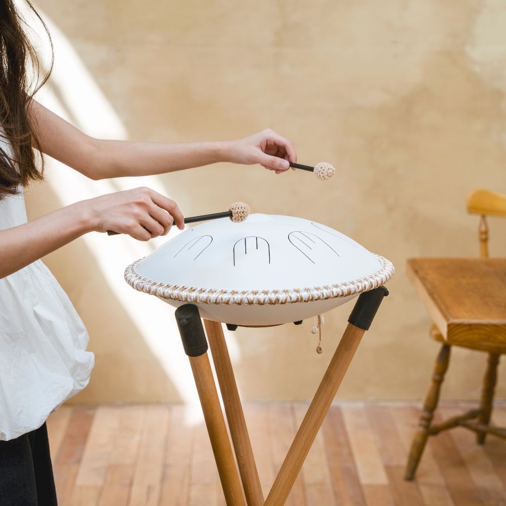 Sonodrum_Sonopan_-_Handpan_Hybrid_-_Handgefertigt_-_35_5_cm_-_9_Zungen_D-Kurd_Weiss_8
