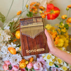    Sonolimba_Kalimba_17Tasten_Rosenholz_C-Dur_Blumenhintergrund