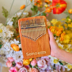 Sonolimba_Kalimba_17Tasten_afrikanisches_Korallenholz_C-Dur_Blumenhintergrund