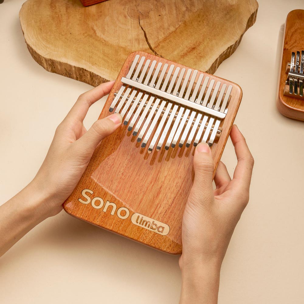 Sonolimba_Kalimba_17Tasten_afrikanisches_Korallenholz_C-Dur_Handgrosse