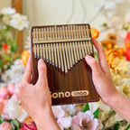 Sonolimba_Kalimba_21Tasten_Rosenholz_C-Dur_Blumenhintergrund