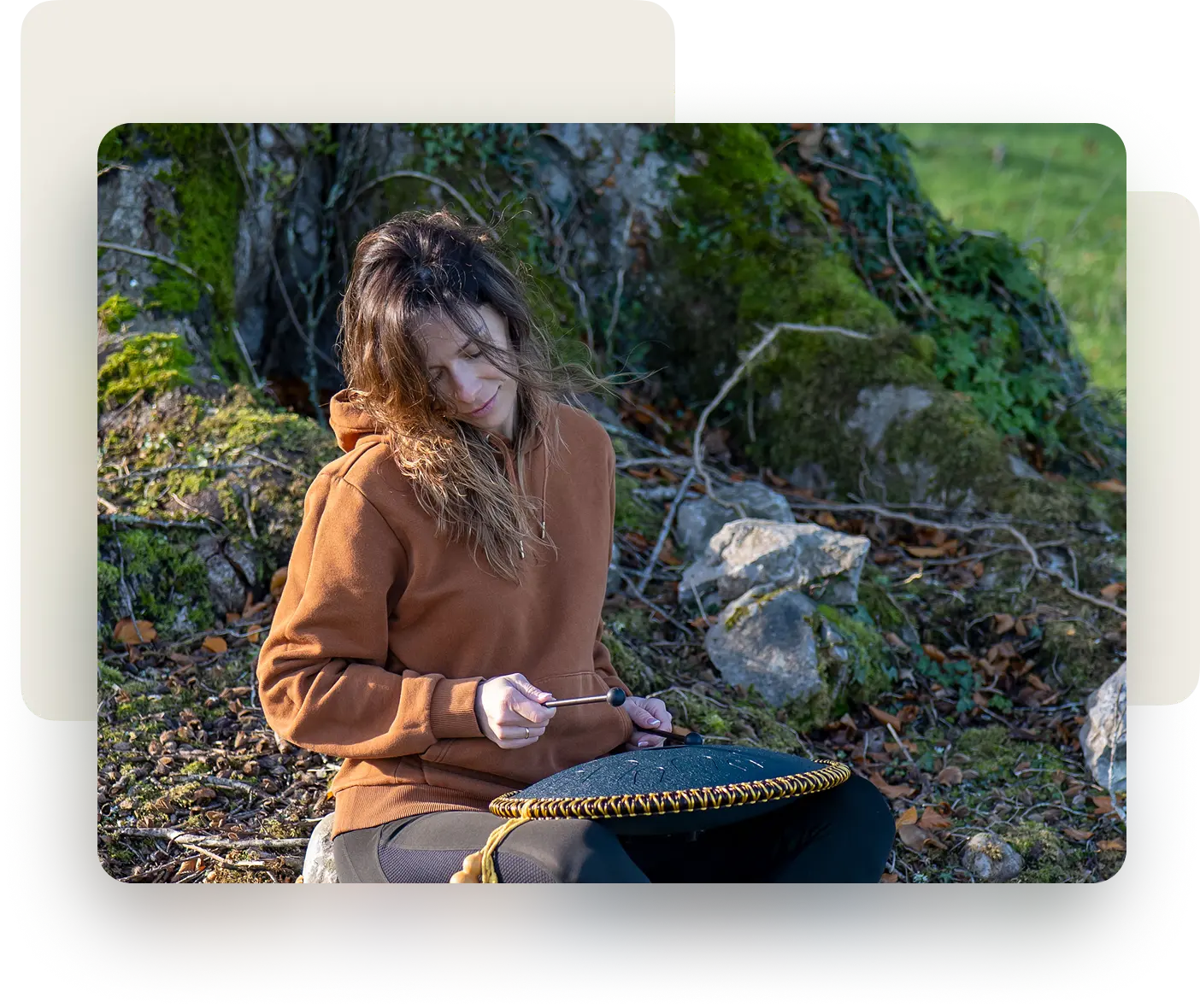 Zungentrommel Sonodrum Exclusive Frau spielt diese in der Natur