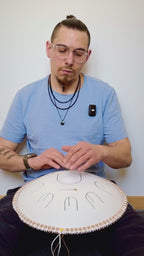 Sonodrum „Handpan Hybrid“ - handgefertigte Handpan-Alternative - 35,5cm - 9 Zungen - D-Kurd