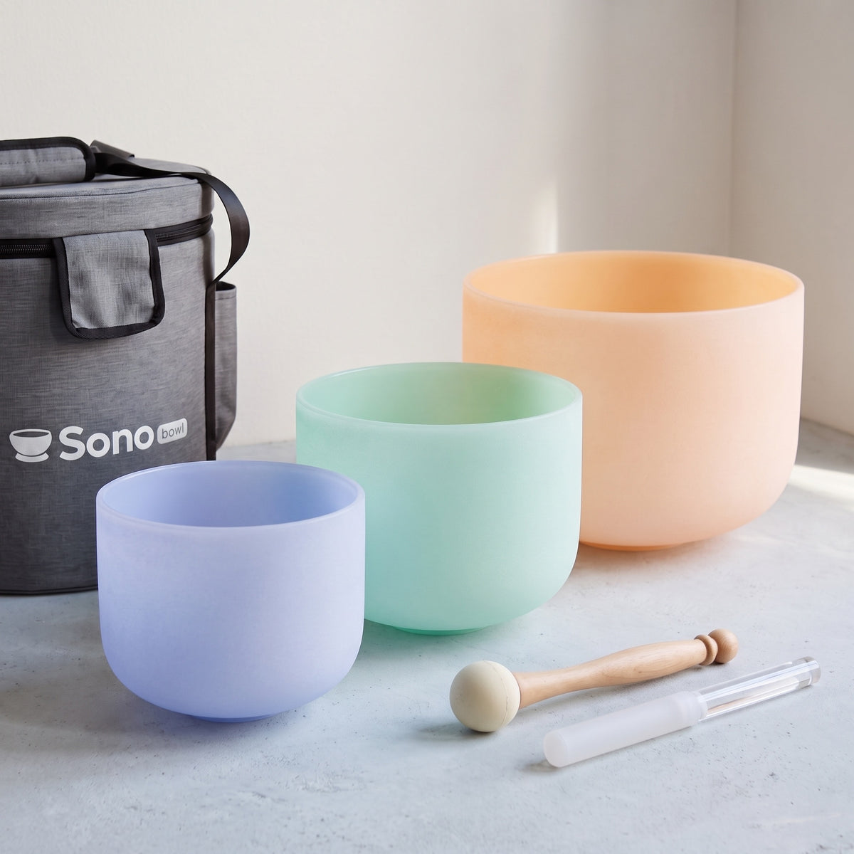 Sonobowl 3er-Set Bloom: drei Kristallklangschalen in Pastell (Blau, Mint, Pfirsich) mit Tragetasche, Holzschlägel und Reiber