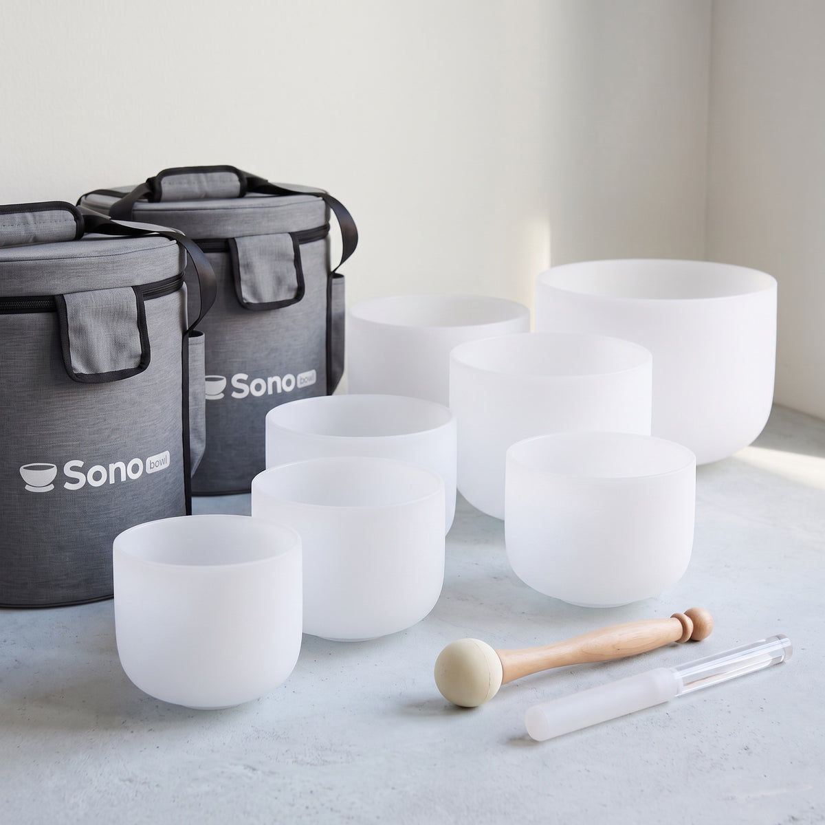 Sonobowl 7er-Set Spectrum: sieben weiße Kristallklangschalen von 8 bis 14 Zoll mit zwei Tragetaschen, Holzschlägel und Reiber
