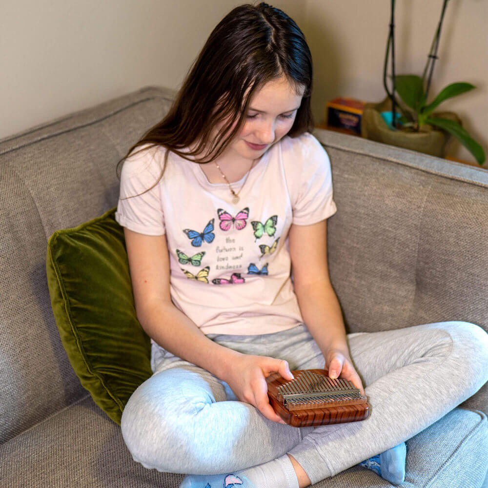 Sonodrum Kalimba - Afrikanisches Korallenholz - Kind  spielt mit Kalimba 2 