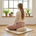 frau meditiert auf sonodrum meditationskissen