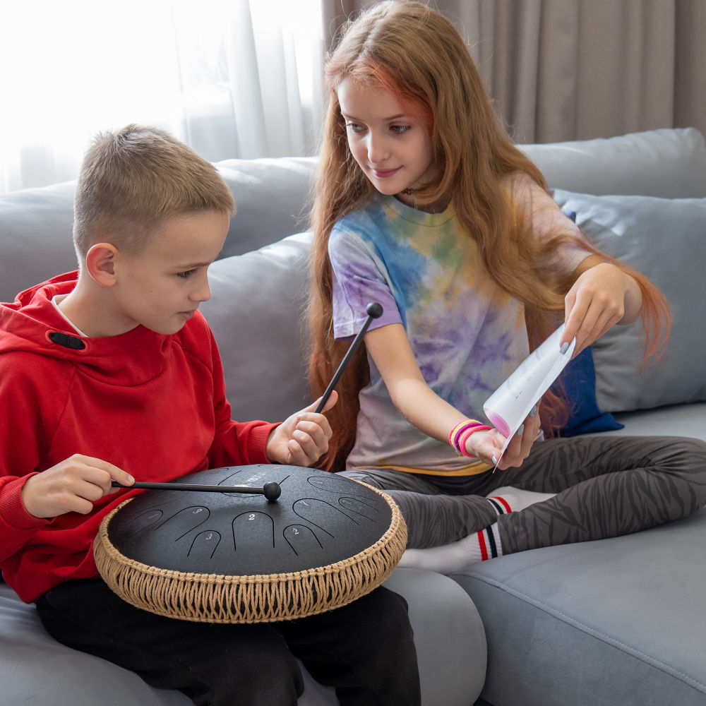 Sonodrum Zungentrommel "Premium" - Kinder spielen auf dem Sofa